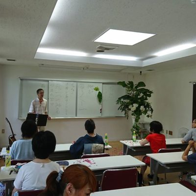 統合医療の郷先生と即興花パフォーマンス