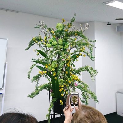 講演と即興花パフォーマンス