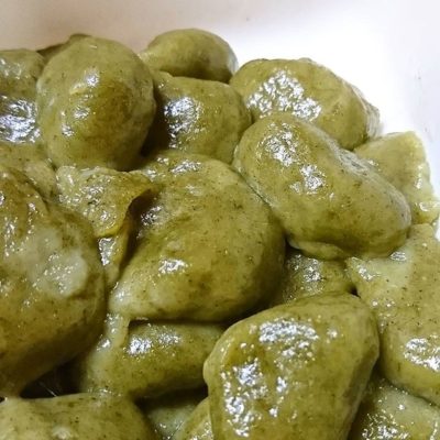 よもぎを摘んで