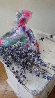 庭のラベンダーで、サシェ。